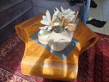 Massiver Couchtisch aus edlem Sheesham Holz mit einem aufregenden Design