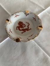 Porzellanaschenbecher bemalt mit roten Mingdrachen und Goldrand Von PGH Handgema