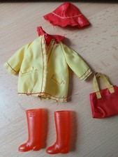 "Barbie" Kleidung-Regenmantel, Hut, Tasche und Stiefel für Kinderpuppe  Vintage