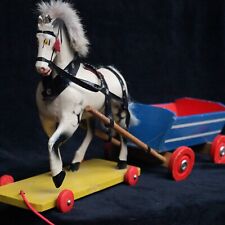 Altes Holzpferd mit Anhänger