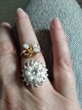 2x Ringe  mit weissen Steinen 1x Schmetterling golden 1x blütenförmig gebraucht