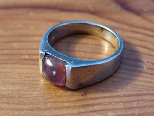 Ring mit magentafarbenem stein - mit,