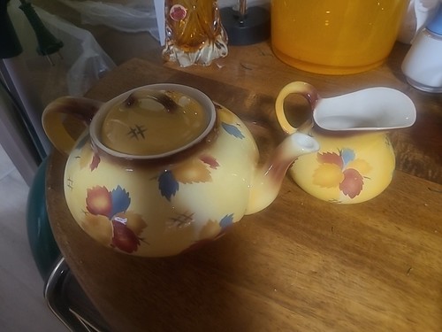 Teekanne und milchkännchen - und,