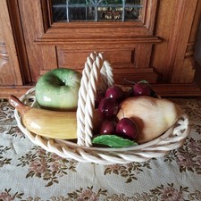 Obstkorb mit Früchten aus Keramik