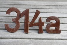 4 alte Hausnummern mit Zapfen zum Wandeinbau 1, 3 , 4 , a . Eisen .