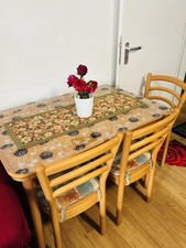 Esszimer-Set: Holztisch Mit 3 Stühlen Und 1 Holzsofa Mit Auflagen - bequem