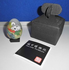 schönes Glasei auf Sockel in