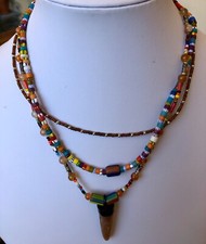 Glasperlenkette mit gefasstem Donnerkeil