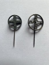Zwei alte Bayer-Anstecknadeln