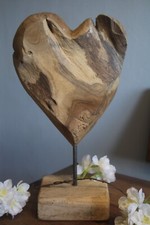 Holzherz auf Holzsockel, rustikal, H 35 cm, Herzdeko in Handarbeit hergestellt