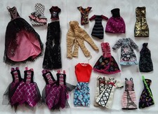 Monster High Puppen Zubehör, Set 1/ Konvolut: Kleidung von diversen CHARAKTEREN