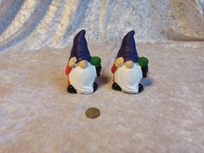 2 x Wichtel Zwerg lila mit Kaktus Keramik 9,5 cm neuwertig Blumenwichtel