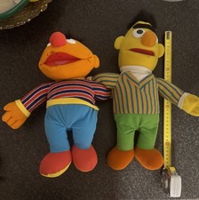 Ernie und Bert-Puppen
