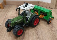 Bruder Fendt 209S mit Amazone Sämaschine
