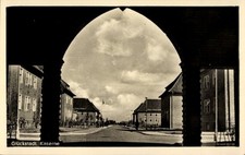Ak Glückstadt Kreis Steinburg, Blick vom Torbogen auf Kaserne - 4695579