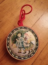 Blech Dose mit gewölbten Deckel  Weihnachten Kinder mit Tannenbaum rot  8 x 3cm