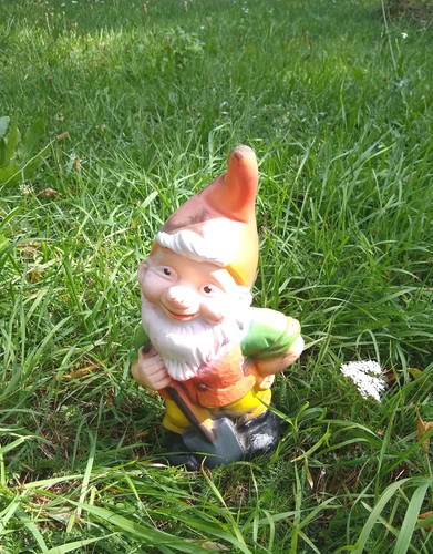 Frecher gartenzwerg mit spaten - gartenzwerg,