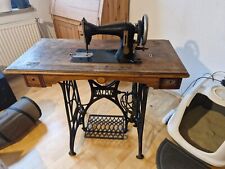 Alte Nähmaschine mit Tisch