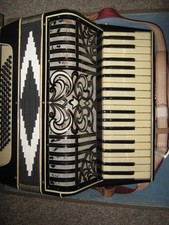 Akkordeon mit Trageriemen u. Koffer. Alter, Marke, Herkunft, Funktion unbekannt