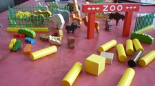 Holz Zoo mit Tieren und Zäune s. Scan