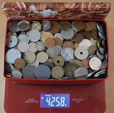 Blechkiste mlt 4 kg intern. Kursmünzen-Konvolut aus Haushaltsauflösung Lot 3