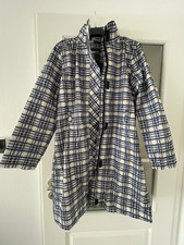 Esmara Damen Regenmantel mit Kapuze und Gürtel.