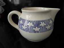 Bauchiger  Milchkrug Saftkrug Keramik creme Blaudruck 1/2 l