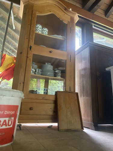Ein alter holzschrank - holzschrank(, inhalt