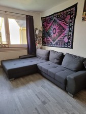 Dunkelgraue Couch mit