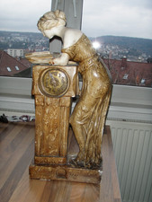 Jugendstilstatue mit Uhr - Die