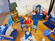 Puppenstube blaue Holzmöbel