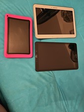 3 TABLETS GEBRAUCHT. Axxo , Schwarzer Galaxy Tab E , Weißer Samsung Galaxy Tab 4