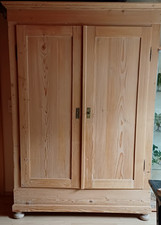 Massiver Kleiderschrank aus