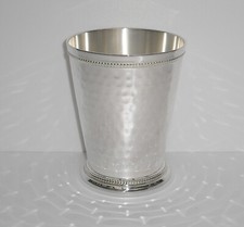 Trinkbecher mit gehämmerter