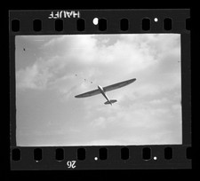 9025a❚ ORIGINAL Negativ (no photo), 2.WK Segelflugzeug am Himmel