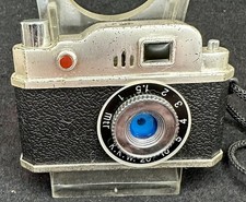 Altes  K.K.W. Gasfeuerzeug Mini Kamera  mit Umhängeband