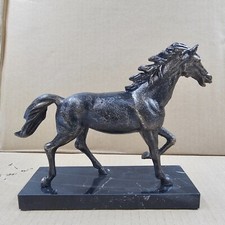 Pferd Statue auf Marmorsockel