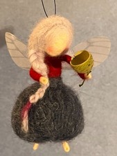 🕊️ Schutzengelchen – Rot mit graublauen Rock – Handgefertigt nadelgefilzt