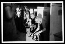 RAD Arbeitsmänner sitzen auf dem Lokus - Plumpsklo Toilette - WK2 Foto 9x6cm