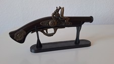 Pistole im Ständer Deko