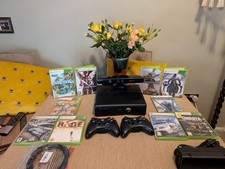 Xbox 360 250GB Slim Konsole + 2 Controller + Kinect + 11 Gratis Spiele. 