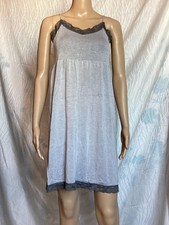 Hellgraues Nachthemd