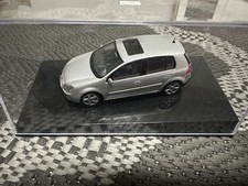 + VOLKSWAGEN VW Golf 5 Modellauto 4 Türen in 1:43 von Autoart  silber NEU