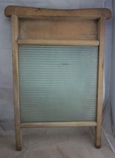 antikes Waschbrett aus gewelltem Glas