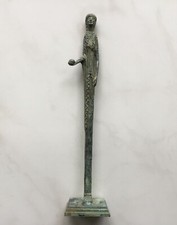 Statuette einer jungen Frau
