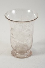 C25Y01- Glas Fußbecher geschliffen mit Wappenschild Monogramm mundgeblasen
