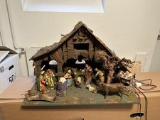 Krippe mit Figuren und