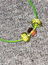 grüne Kunstlederkette mit Perlen/Charms in bunt/ Regenbogen /strass/ gelbgrün