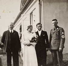 Brautpaar steht mit Soldat in