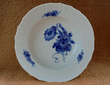 Royal Copenhagen Suppenteller - blaue Blume / geschweift - DM: 22,3 cm - I. Wahl